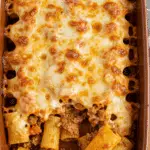 Pâtes en nid d'abeille garnies de viande et fromage