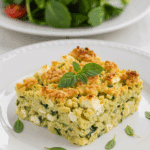 Service crumble courgette-feta part dorée salade verte estivale