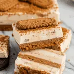 Barres glacées spéculoos coupées en carrés sur marbre
