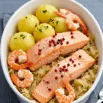 Choucroute au saumon élégante avec crevettes et pommes de terre