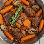 Compotée d'agneau aux carottes mijotée dans cocotte en fonte
