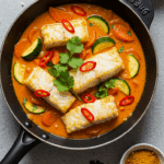 Curry rouge épicé et pimenté de cabillaud avec légumes et lait de coco