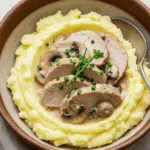 Émincé de veau et pomme purée dressé sur assiette blanche