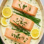 Filets de saumon à la crème ciboulette dans un plat de cuisson