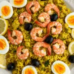 Kedgeree aux crevettes élégamment dressé avec œufs durs et aneth frais