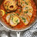 Osso buco de dinde mijoté dans sauce tomate aux légumes avec herbes fraîches