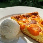 Part de clafoutis aux abricots servie tiède