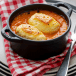 Quenelles de poisson, sauce Aurore françaises traditionnelles