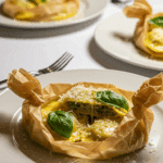 Ravioli en papillote dressé avec persil et fromage râpé