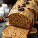 tranches cake au café servies avec tasses espresso et grains café