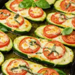courgettes façon pizza servies dans assiettes avec basilic frais
