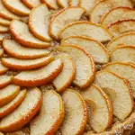 Tarte aux pommes française avec pâte dorée et pommes en crème
