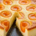 Flan aux abricots parfumé vanille dans ramequin céramique dessert français