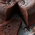 Gâteau léger sans beurre sans sucre tranché planche bois dessert sain