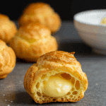 Pâte à choux pour choux éclairs et zeppoles dorés sur marbre blanc