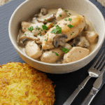 Ragoût poulet-champignons crémeux dans cocotte fonte avec persil frais