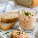 Rillettes de saumon élégantes en ramequins avec pain grillé