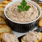 Rillettes de thon au St Moret bol céramique rustique pain grillé fourchettes