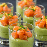 Verrines saumon fumé purée avocats élégantes couches colorées ardoise