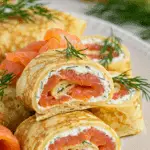 Wrap saumon fumé coupé montrant couches colorées légumes frais