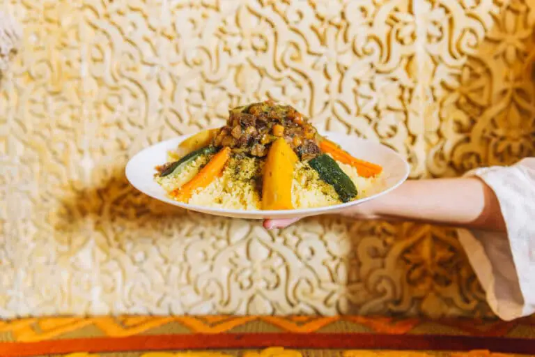 Couscous Festif aux Trois Viandes: Agneau, Poulet et Merguez
