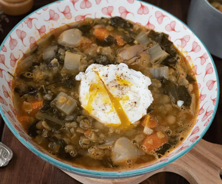 Soupe de blettes, pois cassés et œuf poché