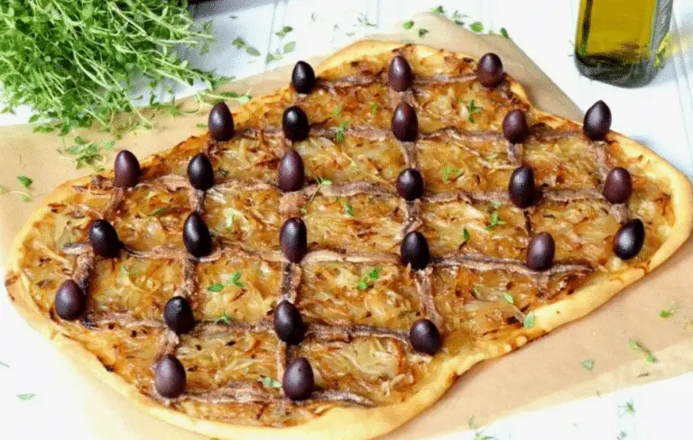 Pissaladière : Recette Niçoise aux Oignons, Anchois et Olives