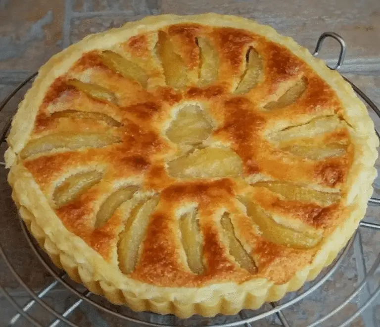 Tarte Feuilletée aux Amandes et Pommes Pochées : Une Symphonie de Saveurs