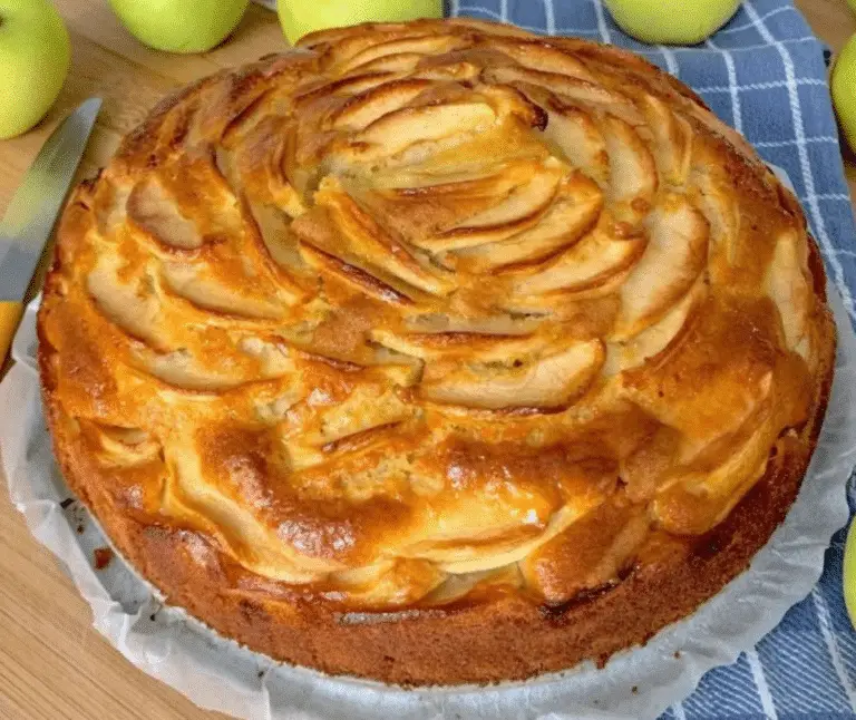 Gâteau au Yaourt et Pommes Façon Rosace : Une Recette Traditionnelle Réinventée