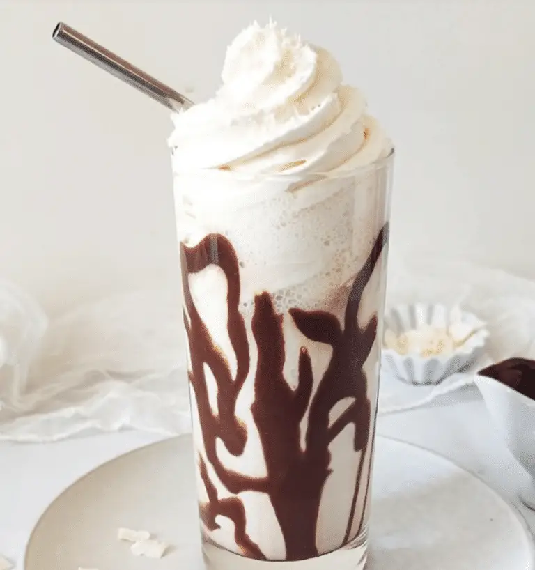Délice Tropical de Milkshake au Chocolat et Noix de Coco