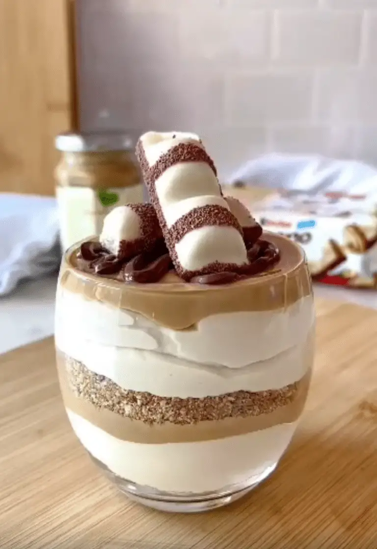 Délice en Verrine : Éclats de Kinder Bueno et Mousse de Noisette