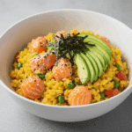 Bol de riz au saumon appétissant
