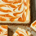 Cheesecake à l'abricot avec motifs marbrés oranges sur fond de marbre