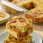 clafoutis au chorizo doré avec gruyère fondu dans plat de cuisson