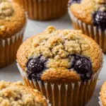Muffins low-carb aux myrtilles dorés avec myrtilles apparentes