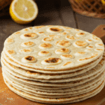 Pâte à wraps maison empilée sur planche en bois