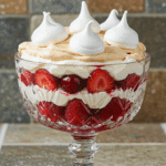 Portion individuelle d'Eaton mess aux fruits rouges en verrine