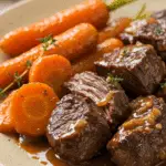 Bœuf braisé aux carottes dans cocotte en fonte traditionnelle