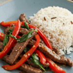 Bœuf sauté riz coco sauce caramélisée brillante pousses bambou présentation fusion asiatique