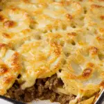 Casserole pommes terre fromage bœuf haché gratiné plat céramique doré présentation familiale