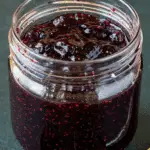 Confiture de mûres maison pot verre couleur pourpre mûres fraîches cuisine française
