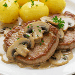Côtes de veau à l'ancienne sauce crémeuse moutarde champignons plat traditionnel français