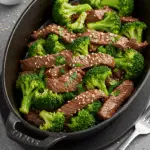 Émincé au brocoli healthy dans un wok avec vapeur et garniture asiatique