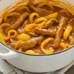 Émincé aux poivrons dans cocotte en fonte avec purée de pommes de terre