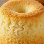 Fondant noix de coco doré au four dans ramequins céramique avec dessus croustillant