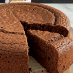 Gâteau moelleux Nutella cœur fondant tranche poudre sucre assiette blanche