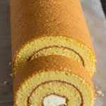 Génoise pour bûche roulée dorée et aérienne sur papier cuisson technique française