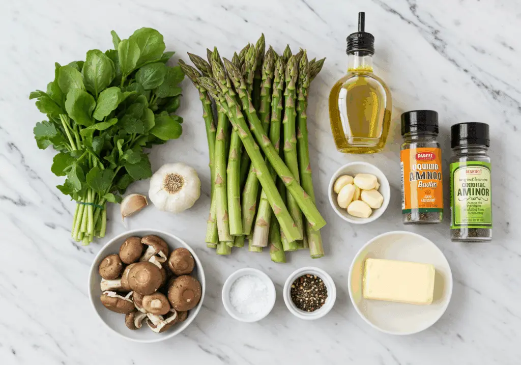 Ingrédients frais asperges et champignons sautés sur marbre blanc