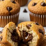 Muffins au yaourt et chocolat fondant dorés avec pépites visibles sur table bois