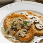 Piccata veau sauce Marsala champignons Paris crème dorée présentation italienne élégante